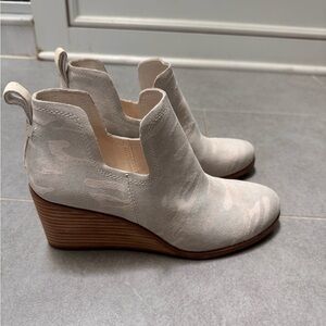 Toms Cream Wedges